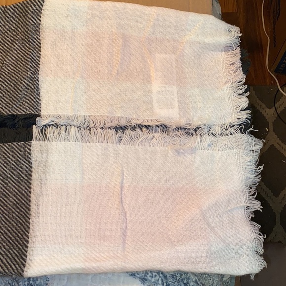 La Gacilly France scarf (100% Acrylic) feels like Cashmere. A101 - Picture 2 of 4